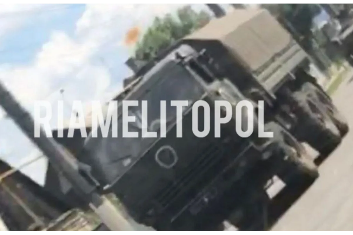 У Мелітополі помітили колону військової техніки з "білоруським" маркуванням - їде в бік Херсону