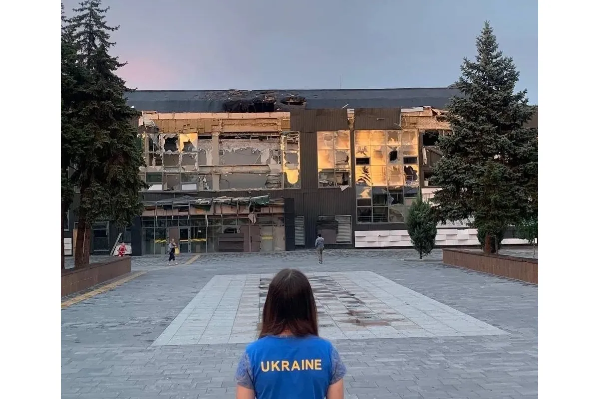 Маріуполь – місто незламних людей! У місті, де все українське заборонено, дівчина не побоялася вийти у футболці з написом «Ukraine»