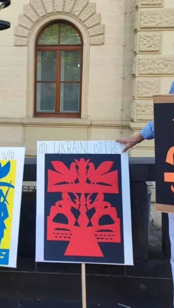 ​Українські витинанки у Німеччині демонструє Володимир Рак з Києва