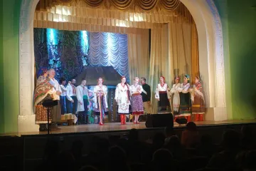 ​У Новотроїцькому Донецької області бійцям вручили медалі та показали виставу “Сватання на Гончарівці”