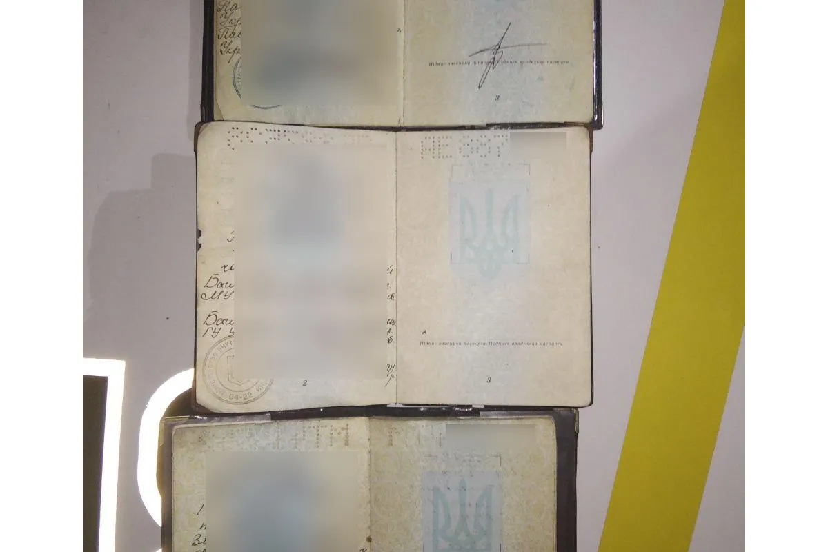 Патрульні Дніпра виявили автівку з гранатою, підробленими документами та картонкою замість номерів