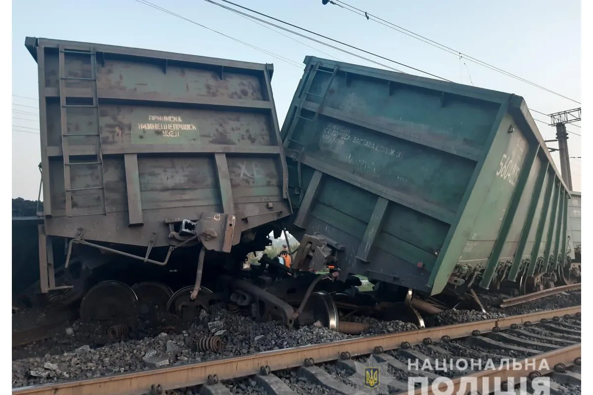 На Дніпропетровщині зійшли з рейок 14 вагонів вантажного потягу