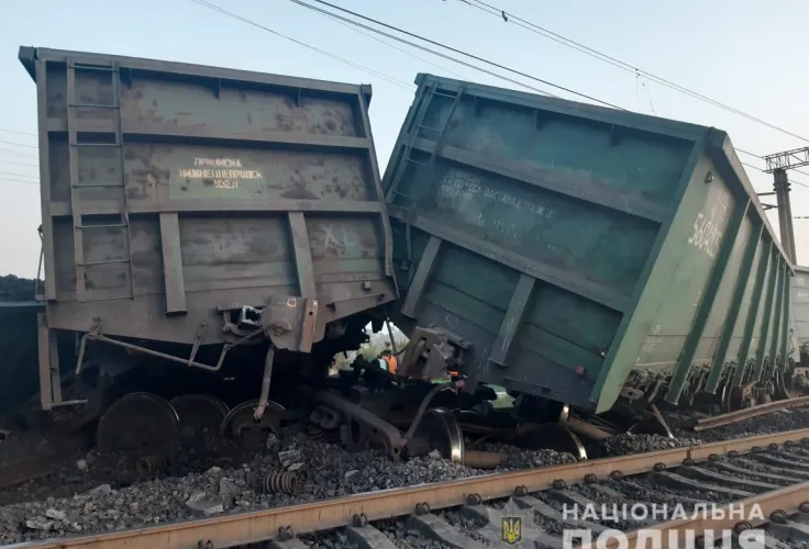 На Дніпропетровщині зійшли з рейок 14 вагонів вантажного потягу