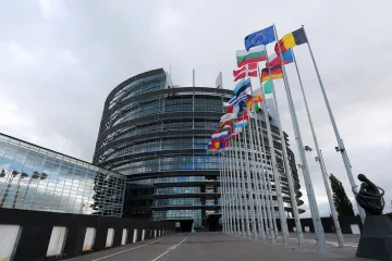 ​Європейський парламент відтепер вимагатиме для входу паспорт COVID