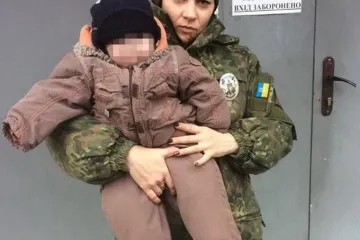​На Луганщині поліцейські вилучили 6-ти місячне немовля у горе-матері