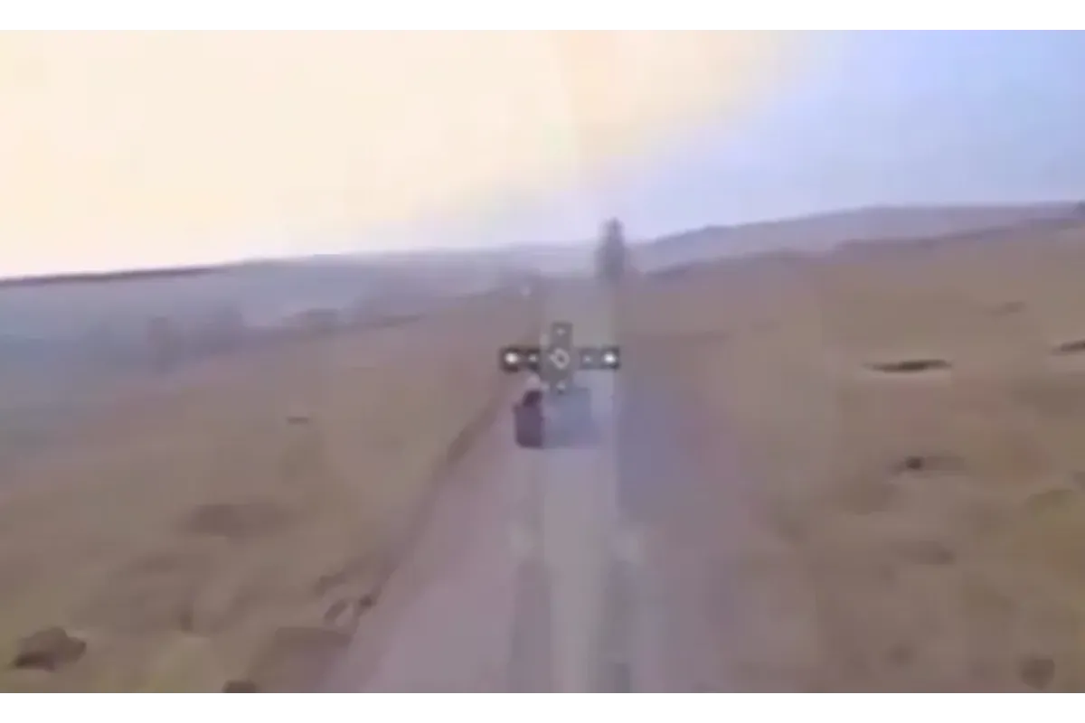 Ефектні кадри: український дрон-камікадзе наздоганяє російську БМП (відео)