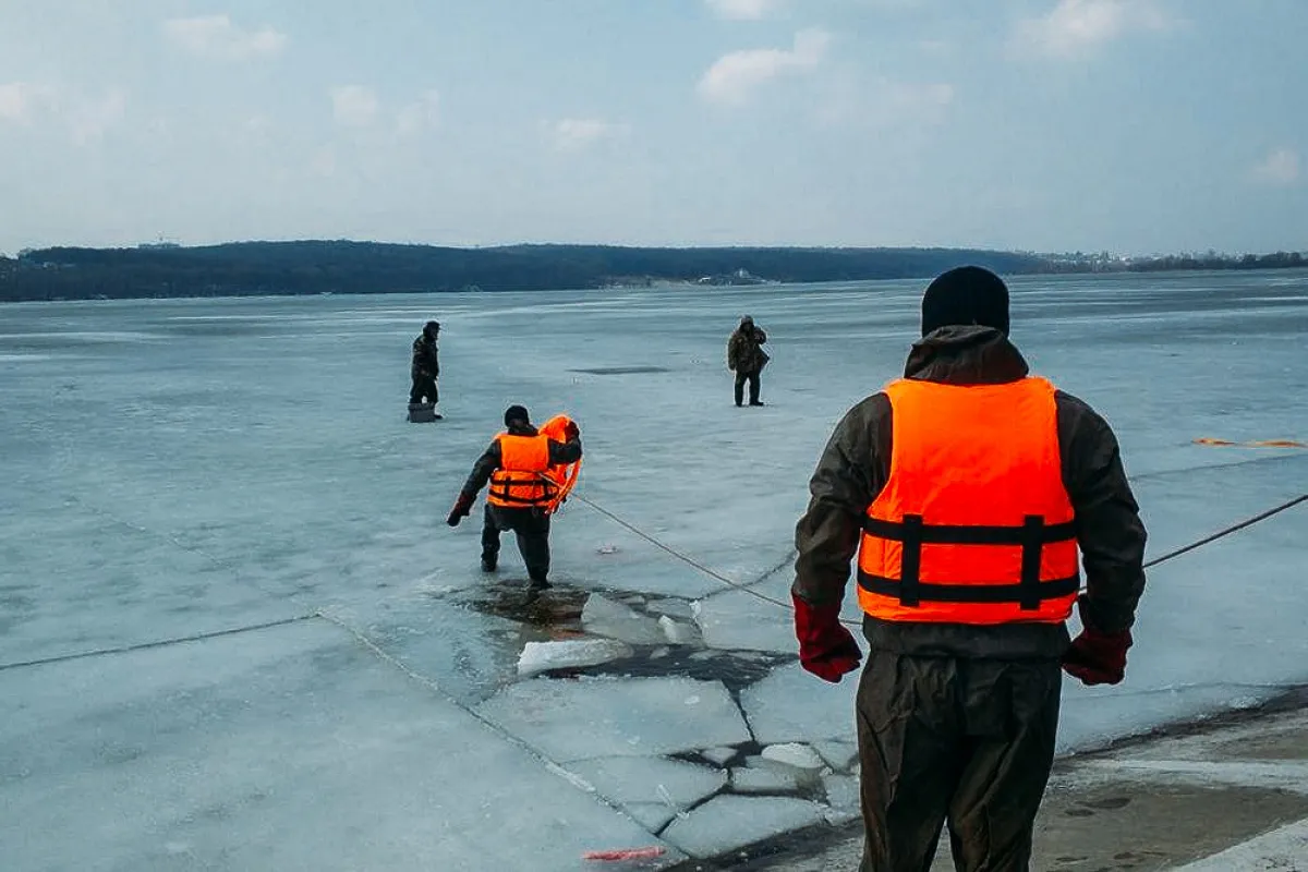 Чоловік впав під лід! На Дніпровщині служба порятунку встигла витягти людину з води