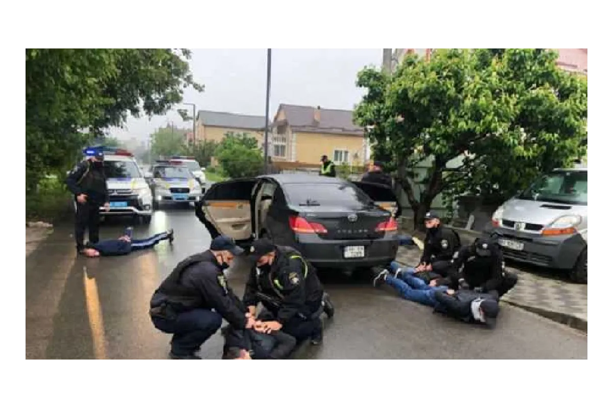 Расстрел маршрутки в Броварах: полиция показала фото задержанных и изъятого оружия 