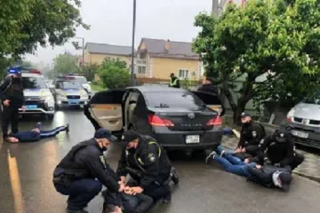​Расстрел маршрутки в Броварах: полиция показала фото задержанных и изъятого оружия 