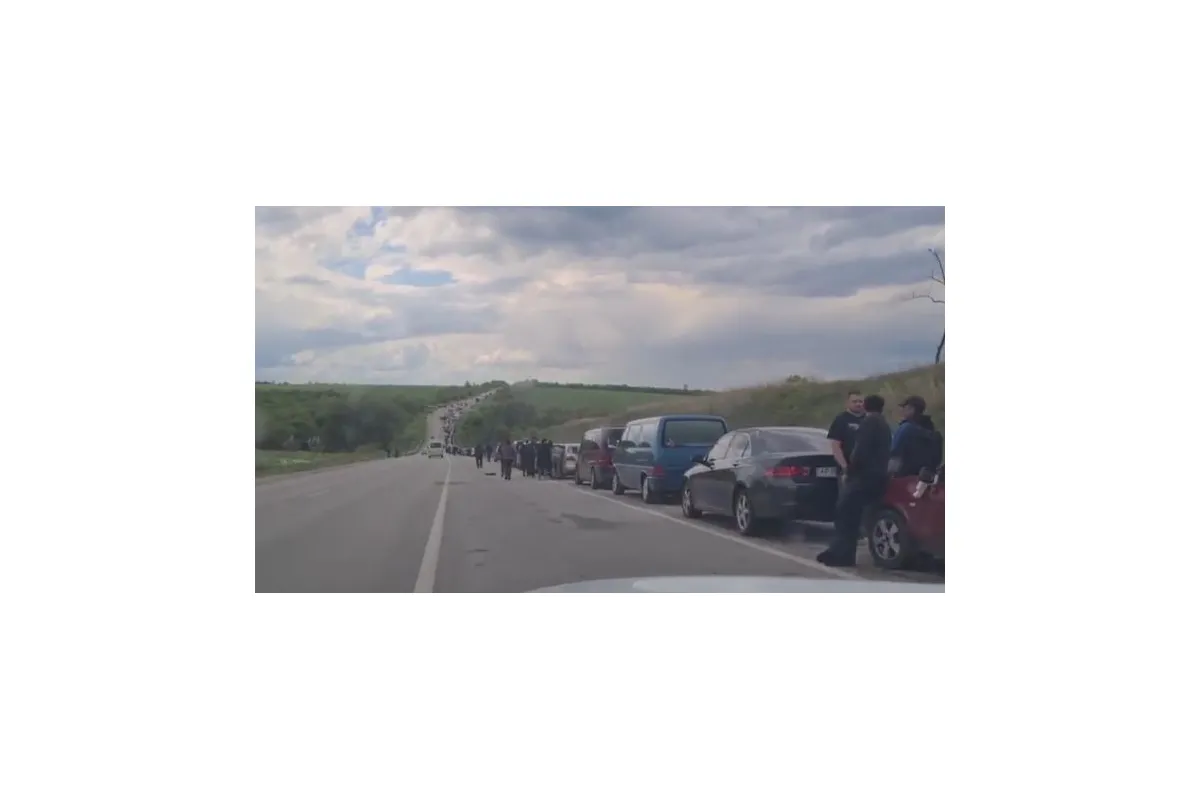 Росіяни не пропускають в Запоріжжя близько 400 машин. Ці люди хочуть покинути окуповані території