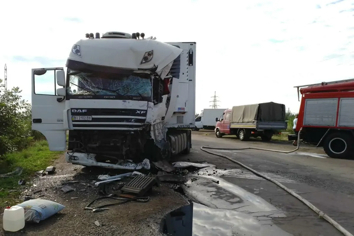 Лобове зіткнення вантажівок на Дніпропетровщині: одного з водіїв затиснуло в авто