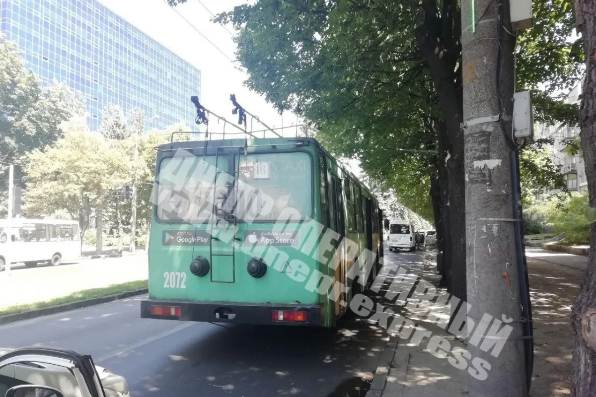 На проспекті Гагаріна у результаті зіткнення тролейбуса та маршрутки постраждала жінка