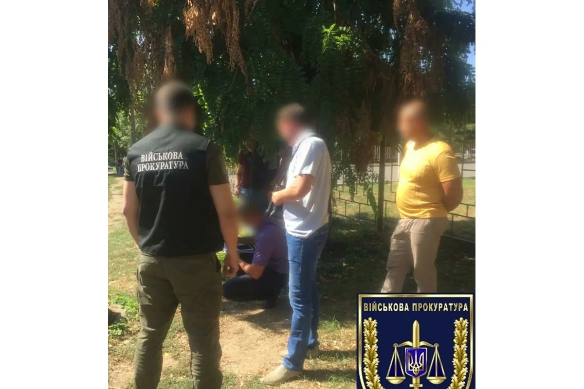 На Дніпропетровщині під час одержання неправомірної вигоди затримано двох оперуповноважених місцевого відділу поліції