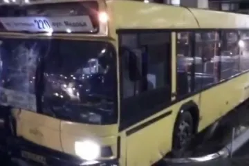 ​В Киеве автобус на полном ходу снес остановку с людьми, есть жертвы (видео)