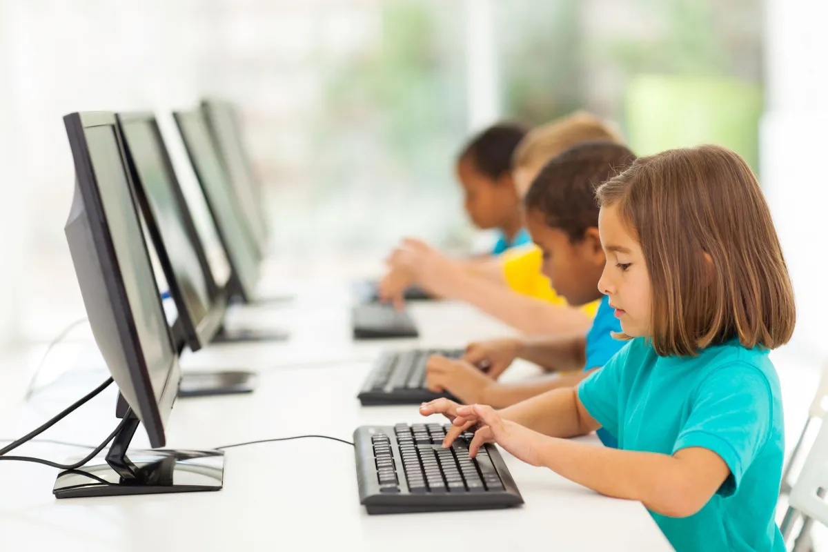 ЮНІСЕФ та Міжнародний союз електрозв’язку впроваджують глобальне підключення шкіл до інтернету