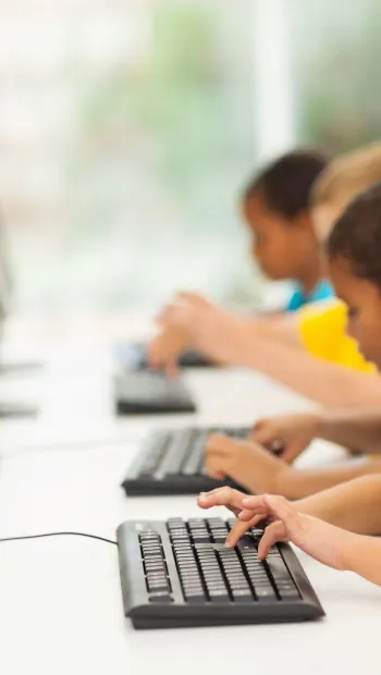 ​ЮНІСЕФ та Міжнародний союз електрозв’язку впроваджують глобальне підключення шкіл до інтернету