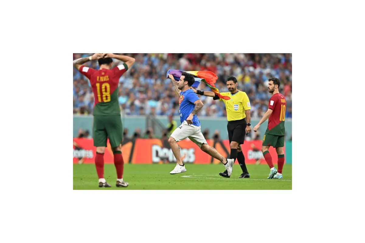 Під час матчу Чемпіонату світу в Катарі між збірними Португалії та Уругваю на поле вибіг фанат з райдужним прапором