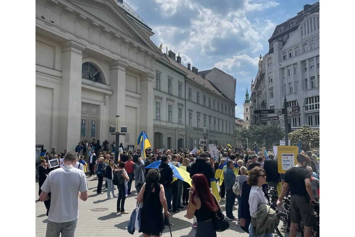 Російське вторгнення в Україну :  У Будапешті люди вийшли на мітинг проти війни в Україні