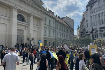 ​Російське вторгнення в Україну :  У Будапешті люди вийшли на мітинг проти війни в Україні