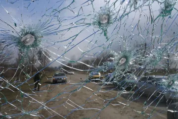 ​Російське вторгнення в Україну : Росіяни розстріляли два евакуаційні автобуси в Попасній, із водіями втрачено зв'язок