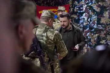 ​Президент України відвідав передові позиції на сході країни та вручив військовим державні нагороди