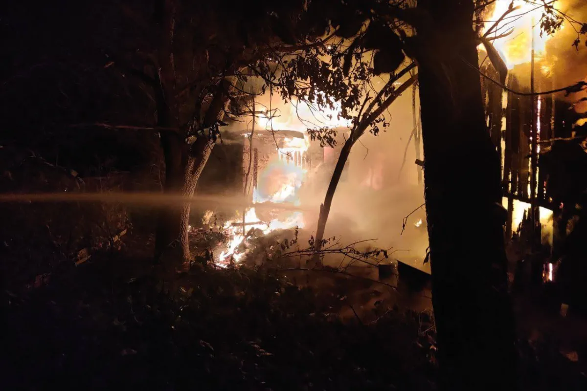 У КМВА показали фото палаючого будинку в Дарницькому районі