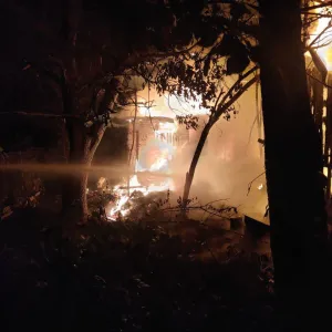 ​У КМВА показали фото палаючого будинку в Дарницькому районі