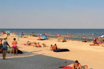 ​На украинском пляже заметили ребенка "на цепи" 