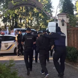​У Хмельницькому поліцейські затримали 10 осіб, які зі зброєю проникли на територію одного із приватних акціонерних товариств