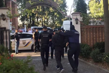 ​У Хмельницькому поліцейські затримали 10 осіб, які зі зброєю проникли на територію одного із приватних акціонерних товариств