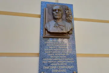 ​ У Полтаві відкрили барельєф засновнику та керівнику хору "Калина" Григорію Левченку 