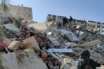 ​Землетрясение в Турции. Появилось видео мгновенного обрушения многоэтажки в Измире