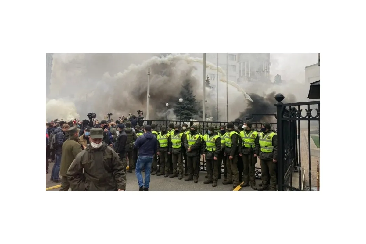 Конституційний Суд оточили протестанти з димовими шашками