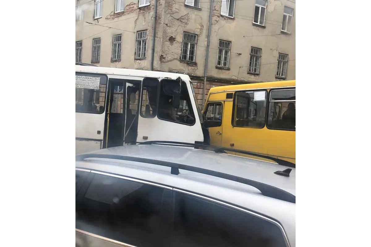 Дві маршрутки зіштовхнулись в Дніпрі: є постраждалі серед пасажирів!