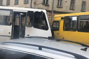 ​Дві маршрутки зіштовхнулись в Дніпрі: є постраждалі серед пасажирів!