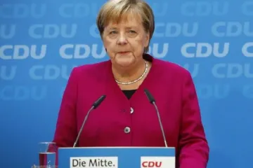 ​  			Меркель не готова поступитися посадою Крамп-Карренбауер		