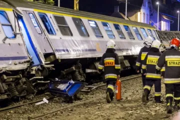 ​  			Два поезда столкнулись в Польше: есть много пострадавших		