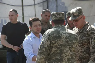 ​  			Зеленский посетил позиции сил ООС в Станице Луганской и Счастье		