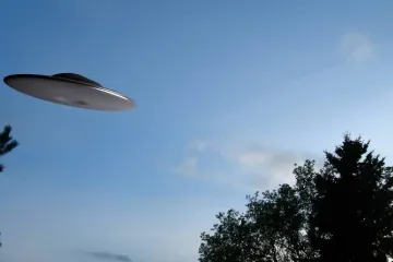 ​  			Очевидец снял на видео погоню самолета за НЛО		
