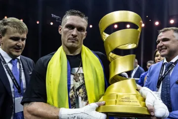 ​  			Усик победил Гассиева и стал абсолютным чемпионом мира в тяжелом весе		