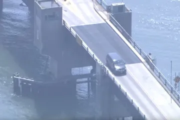 ​  			В США авто перескочило через разведенный мост		
