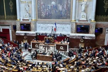 ​  			Во Франции депутатам парламента запретили брать на работу родственников		