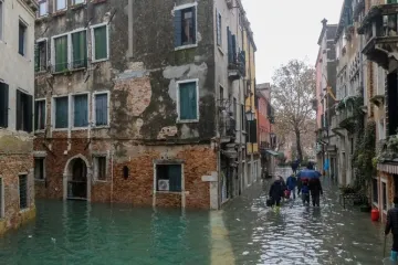 ​  			Большая вода. В Венеции объявили наивысший уровень опасности из-за угрозы затопления. Видео		