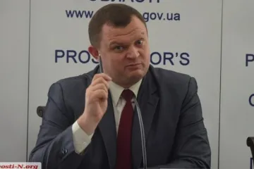 ​  			Проходивший по делу о взятке прокурор Николаевской области занял в органах сразу три должности		