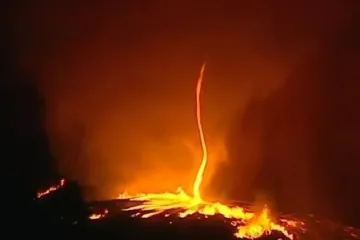 ​  			Появилось видео огненного вихря, который пронесся по португальскому городу		