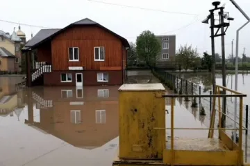 ​  			Негода в Івано-Франківську: піднявся рівень річок, підтоплені будинки та дороги		