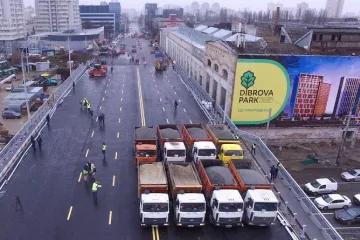 ​  			В сети обсуждают фото открытого Шулявского моста с деревянными подпорками		