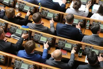 ​Народные депутаты готовятся к внеочередному заседанию – спикер Разумков