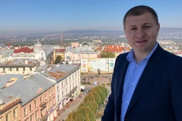 ​  			Михайло Яринич виграє мажоритарку, а “Слуга народу” набирає близько 27% голосів виборців		