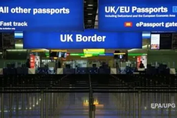 ​  			Британия ограничит въезд из ЕС в 2019 году		